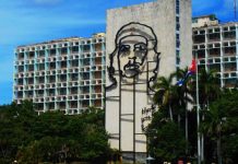 Abajo sus manos ensangrentadas de Cuba!