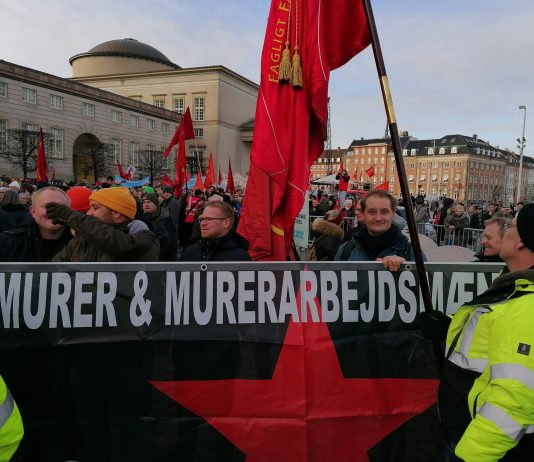 Denmark: brick layers in action last night in front of the ministry of employment