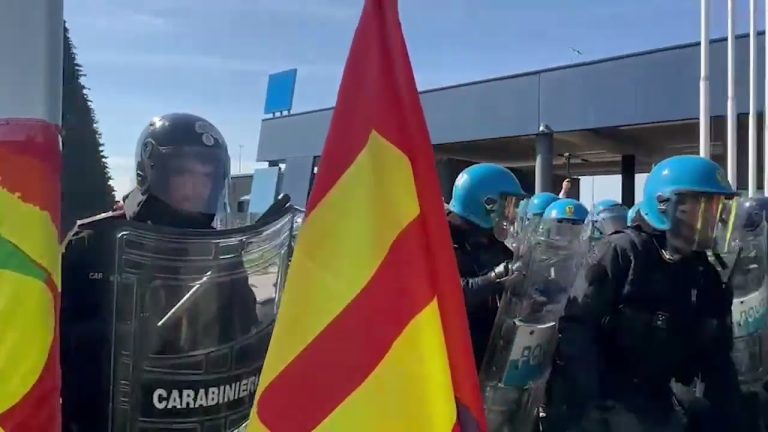 Brutal charges against striking porters at Italtrans, USB: the struggle does not stop, we’ll never be slaves