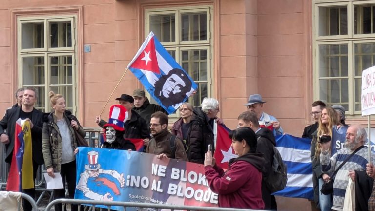 Protest in support of Cuba in front of the US Embassy in Prague